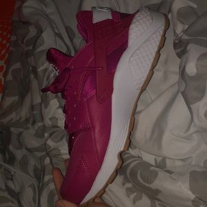 pink and white nike hurraches